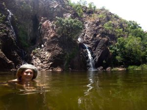 20141022-Marieke zwemt bij Florence Falls