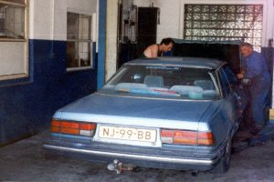 Mazda met kapotte motorkapvergrendeling, Maloja, Zwitserland, Juni 1994